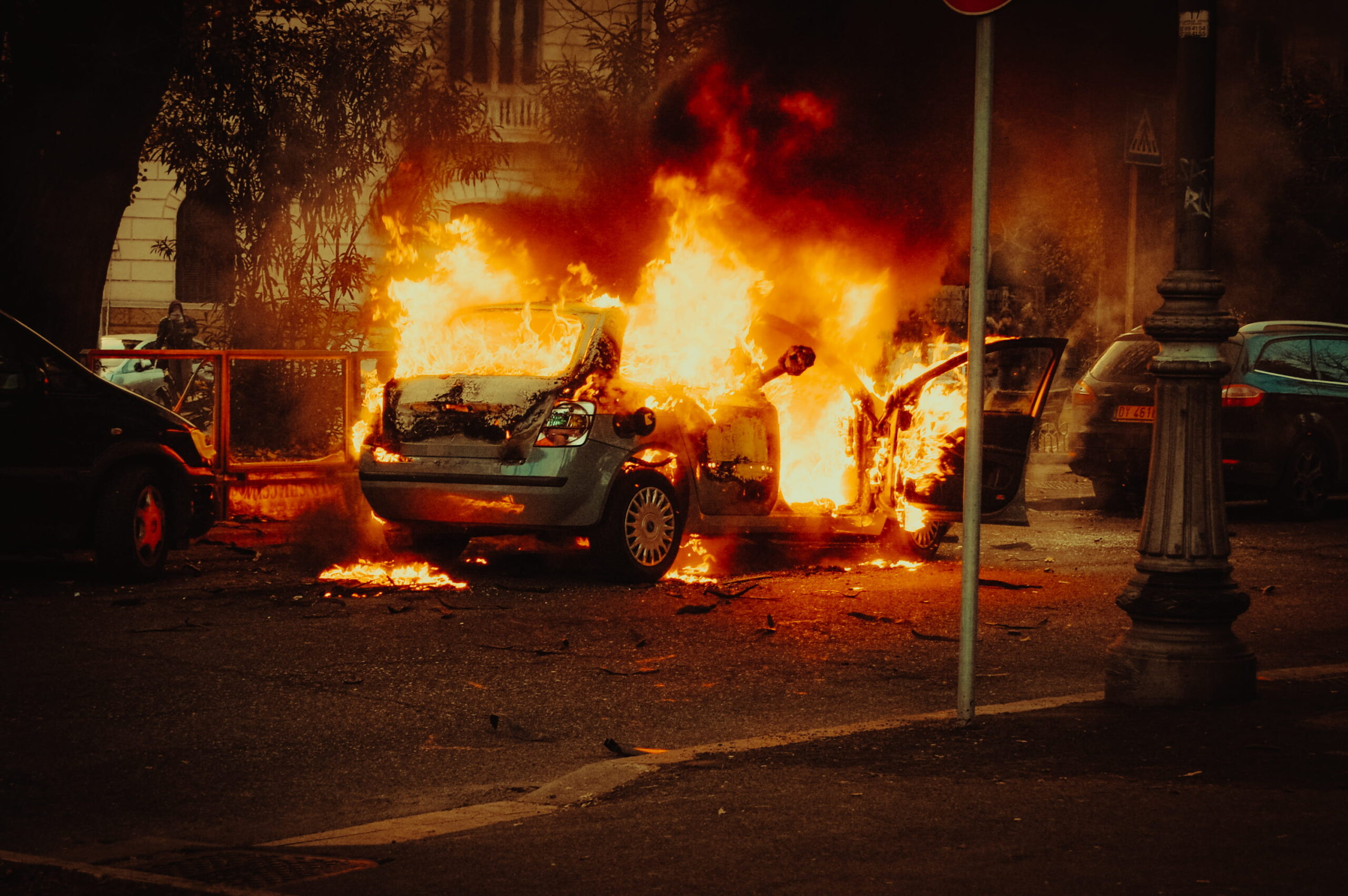 Auto elettrica prende fuoco